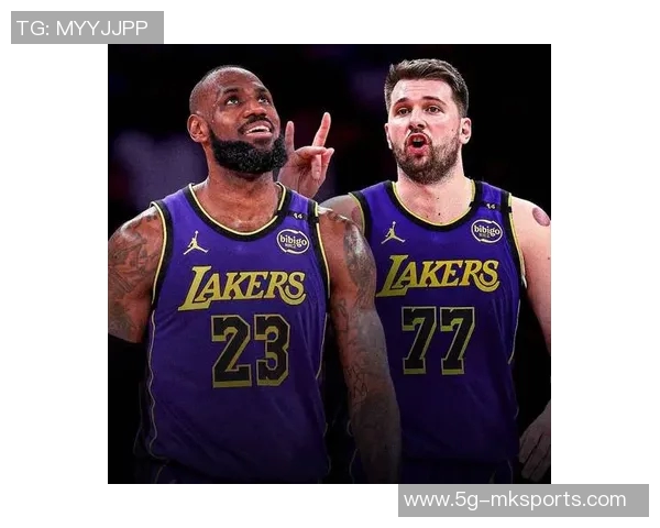 身穿湖人球衣的男孩与独行侠老板同坐一席再现昔日竖中指事件 身穿湖人球衣的男孩与独行侠老板同坐一席再现昔日竖中指事件