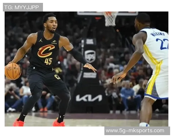 米切尔半场表现亮眼5中3贡献7分1板2助2断展现潜力 米切尔半场表现亮眼5中3贡献7分1板2助2断展现潜力