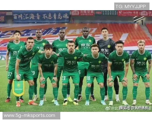 北京国安主场赛后邀请球迷家庭与队员亲密合影共度美好时光