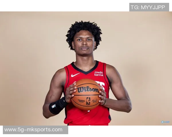 阿门汤普森分享投篮心得：面对防守勇于尝试中投和抛投的训练之路